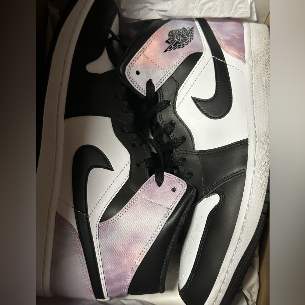 Air Jordan 1 Mid SE Black / White / Amethyst Wave / Bleached Coral size 10.5